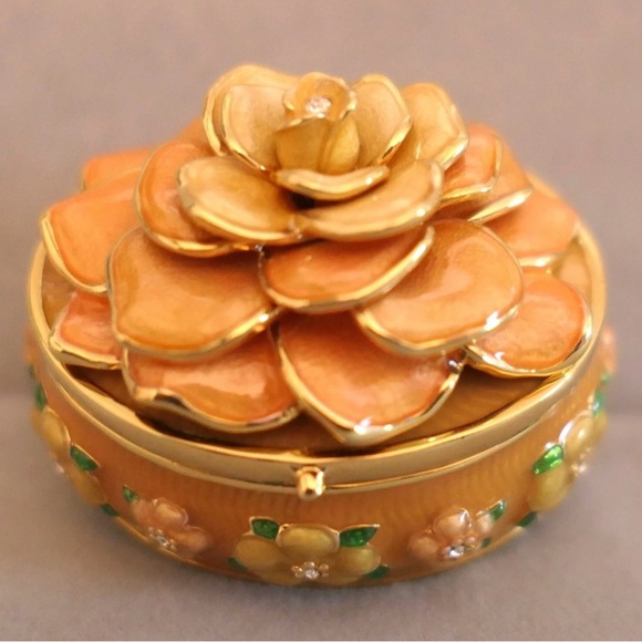 Joan Rivers RARE  Vintage Stunning Trinket Box With Beautiful Earrings! - Picture 11 of 16